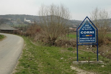 Intrarea în satul Corni, Maramureș | Foto: Axanews