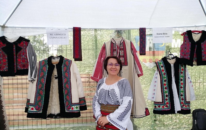 O învățătoare din Corabia ”a furat” de la cel mai bun meșter popular secretele unei meserii aproape uitate. În cât timp a terminat primul cojoc