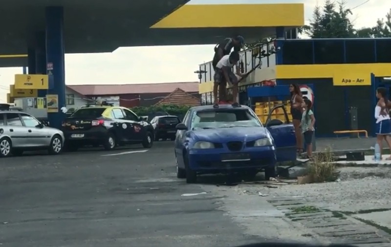 Au distrus o mașină cu topoarele! Scene incredibile într-o benzinărie din Pitești