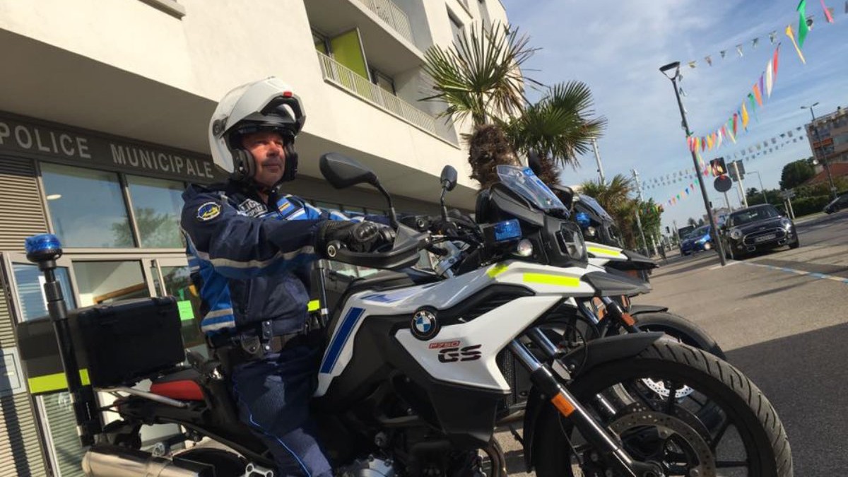Polițistul pe motocicletă, umilit de un adolescent pe bicicletă.