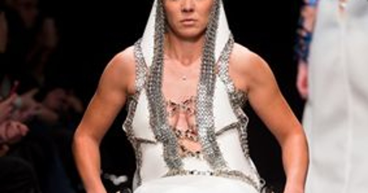 Povestea impresionantă a unei românce, model în Italia. Roxana Dobrică A ajuns campioană la handbike, după ce a paralizat complet