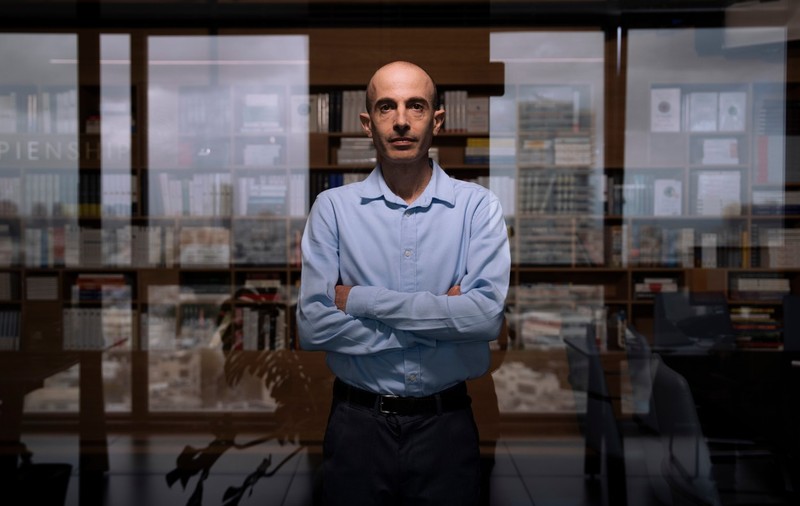 Inteligența artificială va însemna sfârșitul democrației, crede istoricul Yuval Noah Harari. „Nu știu dacă oamenii îi pot supraviețui”