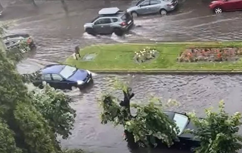 Furtuna a făcut prăpăd în mai multe zone din România și în București: vântul a smuls acoperișuri, au căzut copaci și stâlpi de curent