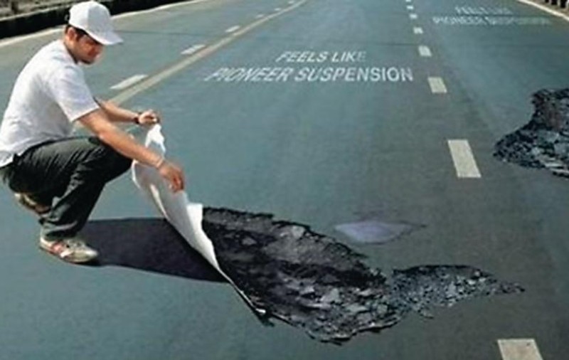 Ei îşi desenează gropile... ale noastre sunt pe bune