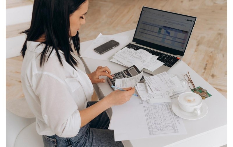Început de an cu multe cheltuieli? Cum gestionezi abonamente, taxe și cadouri
