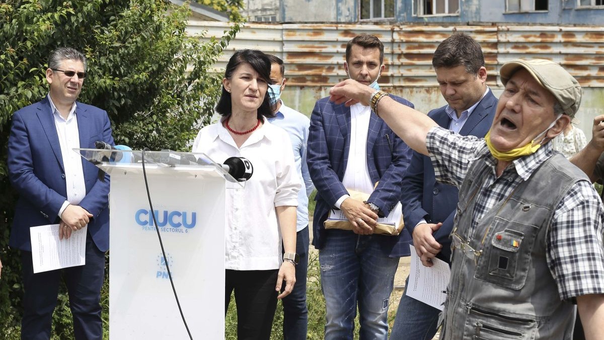Conferința liberalilor, întrerupă de un pensionar FOTO: Inquam Photos / Sabin Cirstoveanu
