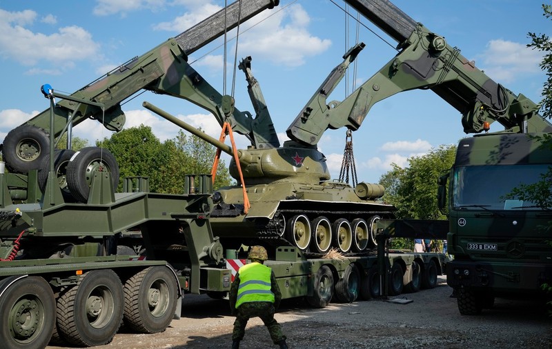 Estonia a început să demoleze monumentele din perioada sovietică. Primul pe listă: un tanc din orașul rusofon Narva