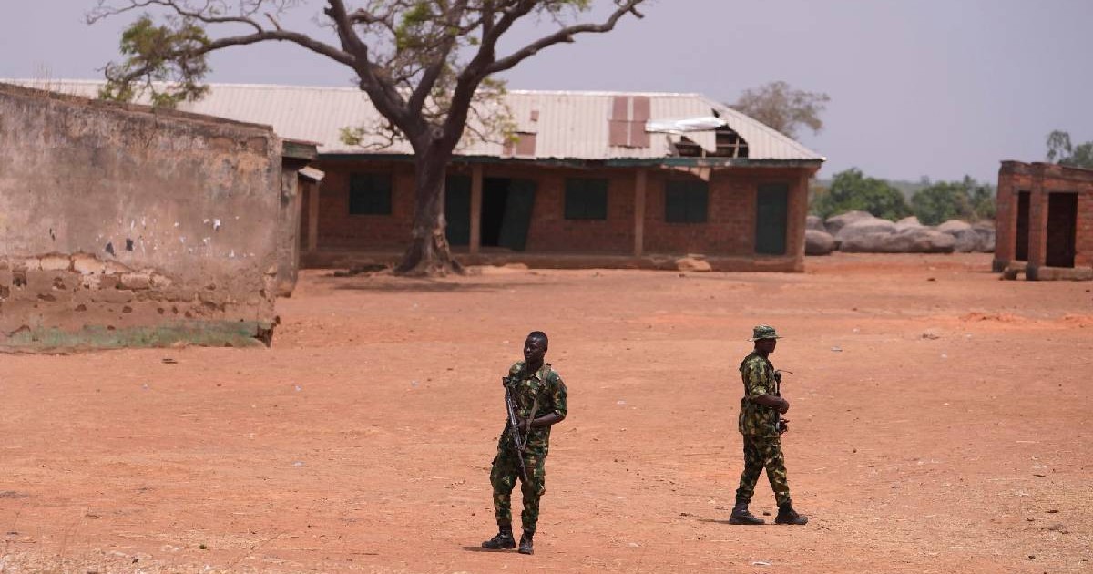 Soldați nigerieni patrulează la școala primară și secundară LEA din Kuriga, unde elevii au fost răpiți în Kuriga, Kaduna, Nigeria, 2024