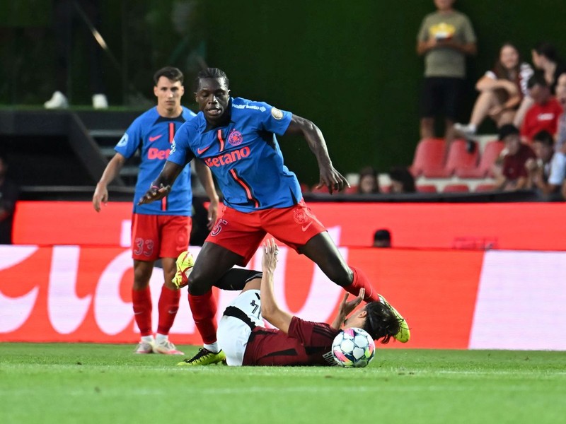 Joyskim Aurelien Dawa Tchakonte si Veljko Birmančević in meciul dintre Sparta Praga si FCSB, contand pentru Preliminariile Ligii Campionilor, desfasurat pe Stadionul Letna din Praga, marti 6 august 2024. © FOTO:Razvan Pasarica/SPORT PICTURES