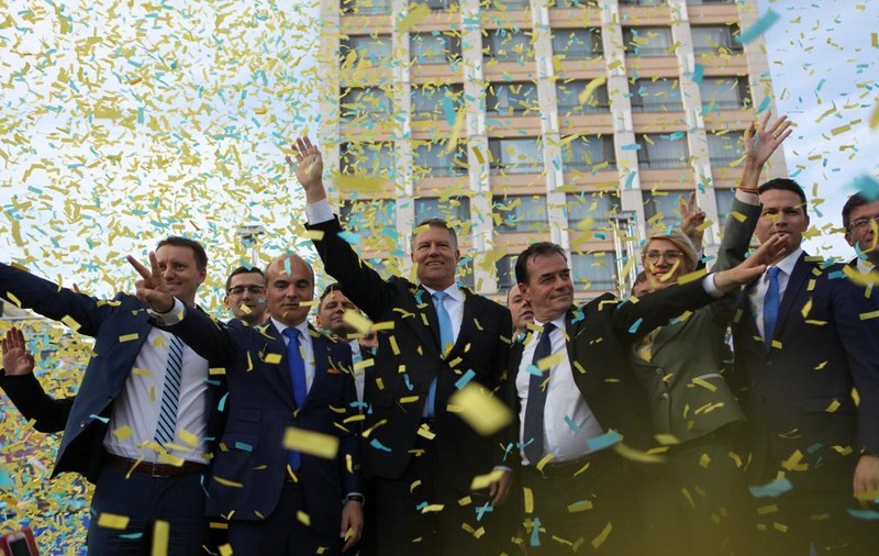 Duelul mitingurilor, pe final de campanie. PNL îl aduce pe Klaus Iohannis în Piaţa Victoriei, PSD descinde la Dâmboviţa. Dragnea evită să meargă în Teleorman