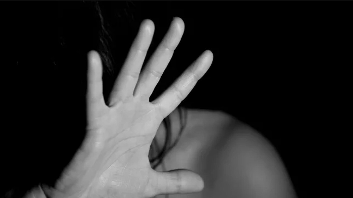 Caz incredibil la Oradea. Un bărbat a intrat în mașină peste o femeie și i-a furat geanta cu bani. Acesta a și bătut-o pe victimă