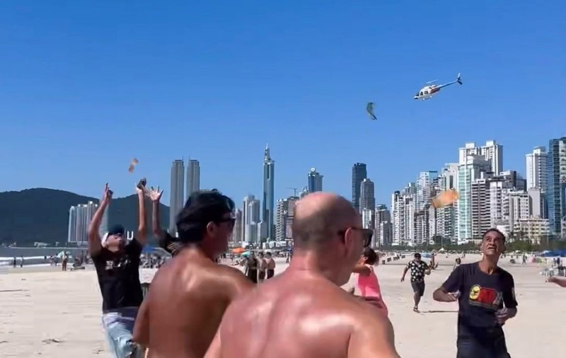 „Ploaie de bani” pe o plajă din Brazilia. Influencerița Bel Ponciano a aruncat bancnote din elicopter | VIDEO