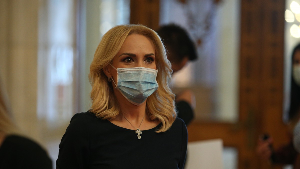 Gabriela Firea, la sosire la Palatul Parlamentului Foto: Dumitru Angelescu / Libertatea
