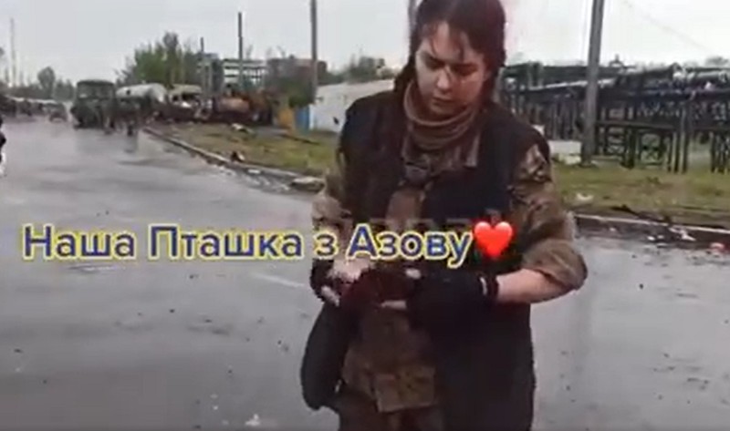 Captură dintr-un scurt video despre care se spune că e filmat în momentul în care Katerina era percheziționată de soldații ruși, la ieșirea din subsolurile Azovstal, acum o lună