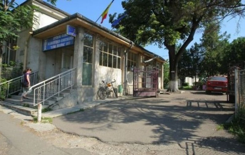 O gravidă din Bârlad care urma să nască a fost refuzată de  maternitatea din Iași și apoi dusă la București. Motivul: era obeză și n-o ținea masa