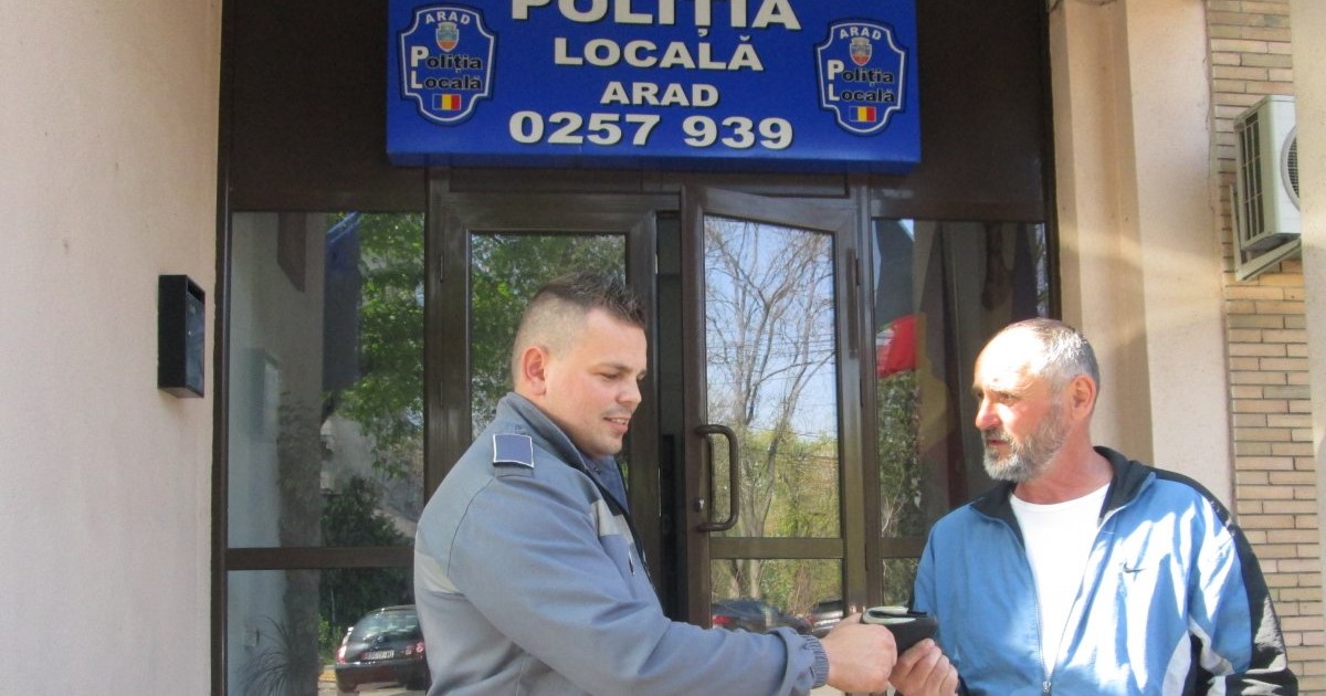 A predat un portofel cu bani la Poliția din Arad. Gestul de omenie al unui tânăr înainte de Paște