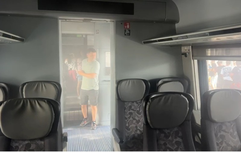 A luat foc un tren de călători în Gara de Nord. Angajații au încercat să stingă incendiul cu o sticlă cu apă