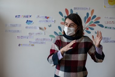 Alexandra îşi doreşte ca elevii ei să înflorească precum copacul fericirii din clasă