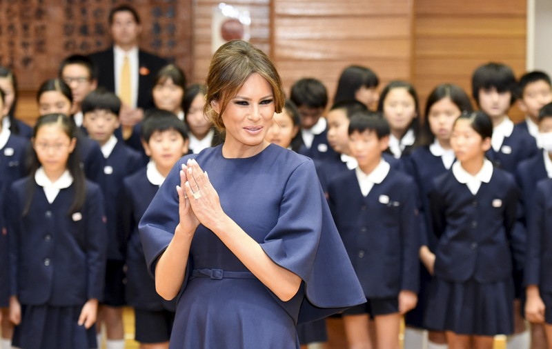 Cu ce s-a îmbrăcat Melania Trump în Japonia. Diplomația modei primei doamne americane