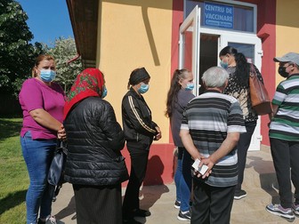 O doamnă îndoliată, care la precedenta campanie de vaccinare a ratat imunizarea
