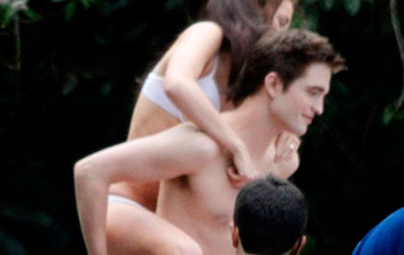 Foto | Kristen Stewart, în chiloţi, îl călăreşte pe Robert Pattinson