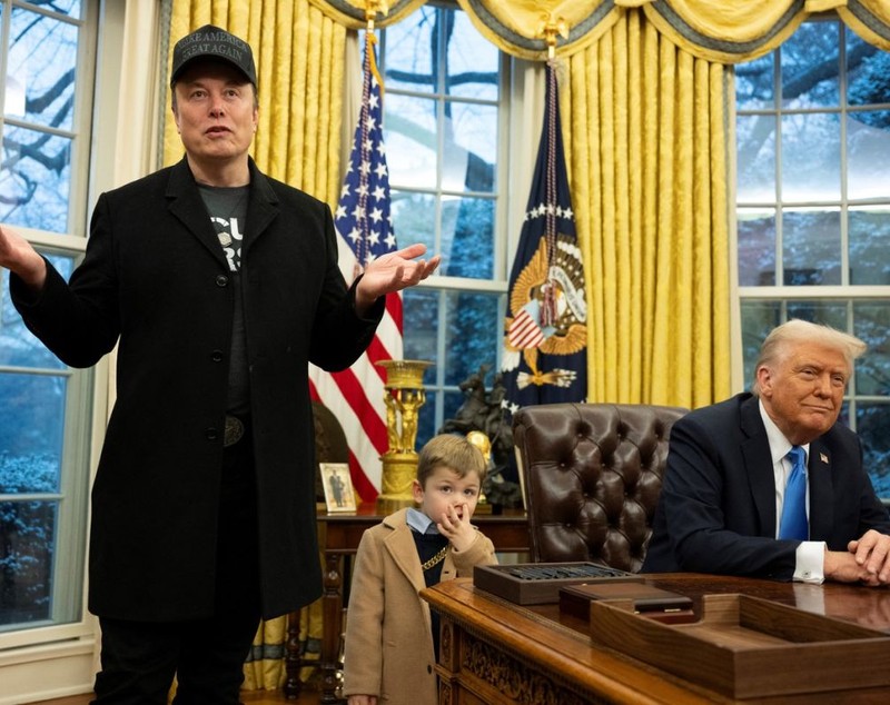 Fiul de 4 ani al lui Elon Musk a făcut spectacol în Biroul Oval: s-a scobit în nas, i-a șoptit ceva la ureche lui Donald Trump și s-a urcat în capul tatălui său
