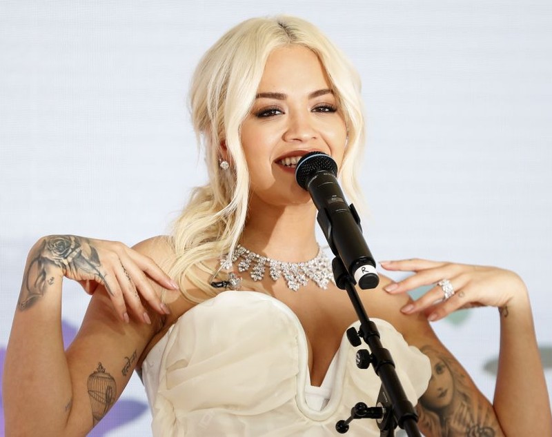 Bijuteriile artistei Rita Ora au fost uitate în avion. Colierele cu diamante valorează peste trei milioane de euro / FOTO&VIDEO