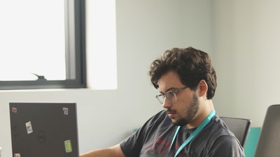 Absolvenții de liceu, studenții și absolvenții de studii universitare se pregătesc de angajare odată cu venirea toamnei