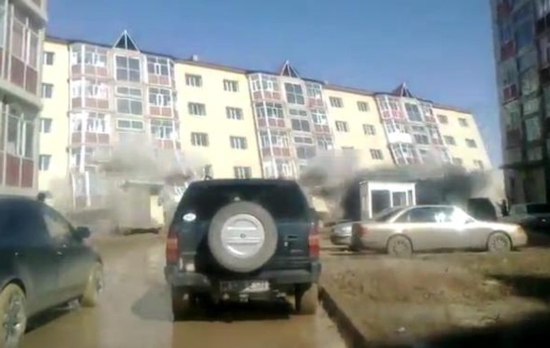 Care Borat? Viaţa bate MĂR filmul! Un bloc nou-nouţ s-a prăbuşit în Kazahstan | VIDEO HALUCINANT
