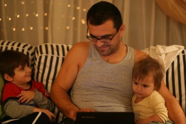 Mihai Mărgineanu alături de copiii săi, pe când erau de-o șchioapă