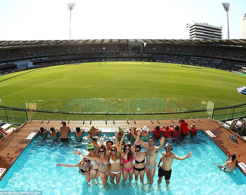Australienii au construit stadion cu piscină. Nu mai știu cum să atragă spectatorii | GALERIE FOTO