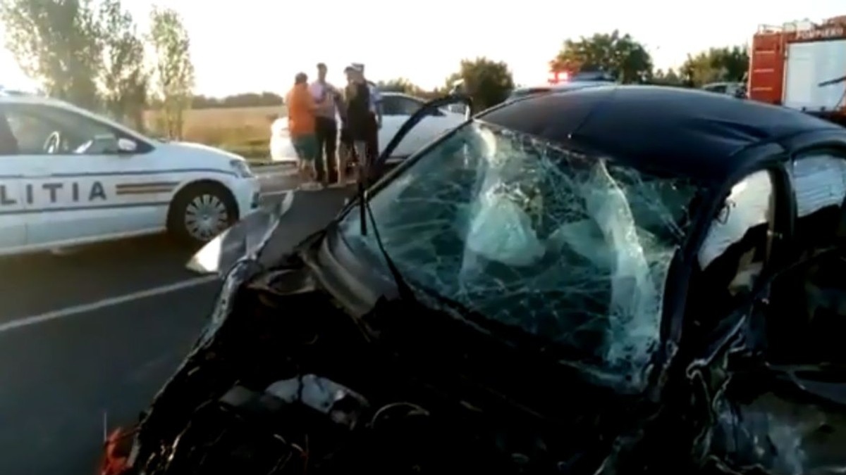 O persoană a murit și alte patru au fost rănite într-un accident produs în Vrancea. Trei mașini implicate