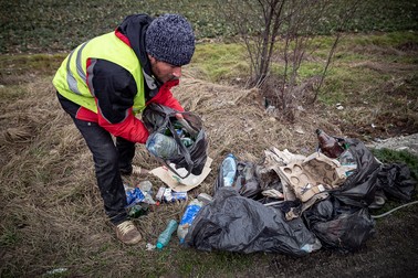 Un angajat al firmei de salubrizare constată fragilitatea sacilor de la primărie