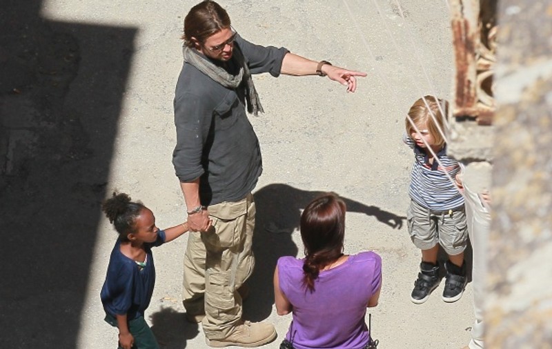 Foto| Angelina Jolie şi-a luat fetele şi a mers în vizită la Brad Pitt