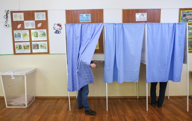 Anchetă în Dolj, trei bărbați s-au dat drept jurnaliști pentru a intra în secțiile de votare. Scenariu asemănător și în Vrancea