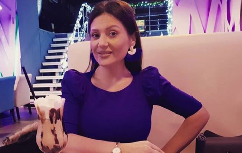 Bianca Rus, dezlănțuită. Îmbrăcată sumar și întinsă pe covor, aruncă săgeți spre fostul soț | FOTO