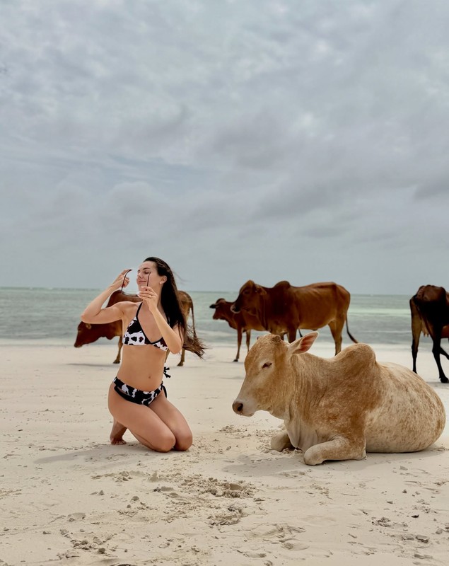 Imaginile cu Georgiana Lobonț în costum de baie, care au pus fanii pe jar: „Ești vie?”. Câte kilograme are artista