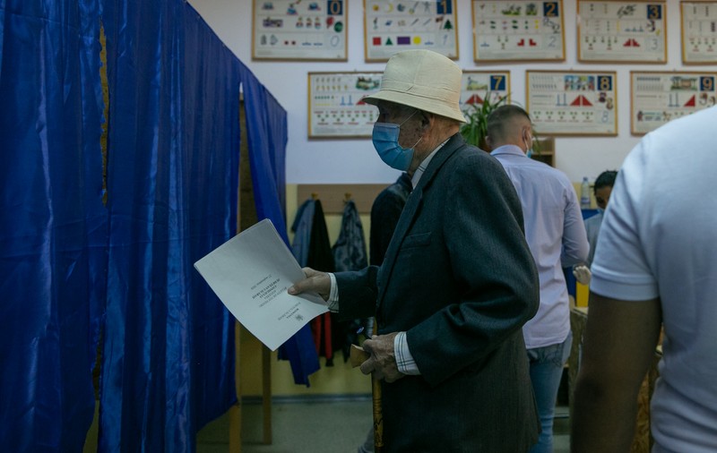 Reportaj din comuna din Călărași în care un candidat vrea să folosească banii “în detrimentul oamenilor”, iar viceprimarul și-a plimbat calul pe post de panou electoral: “Să nu se mai umble cu furăciuni”