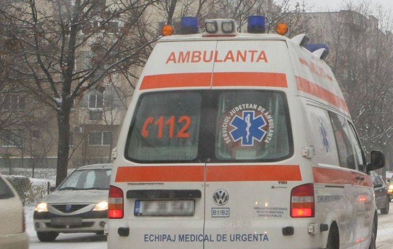 Un bărbat a fost găsit cu gâtul tăiat în fața unui bloc din Petrila 