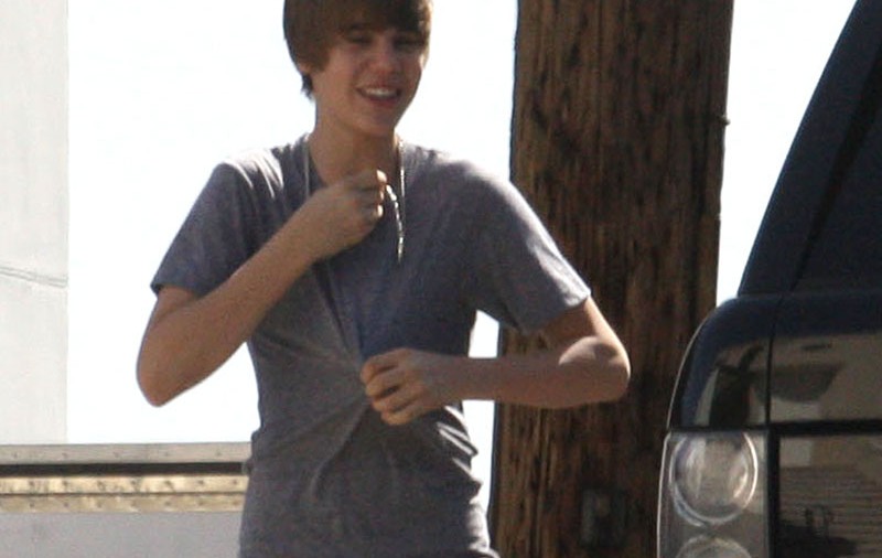 Justin Bieber îşi poate conduce Range Rover-ul primit cadou: are permis