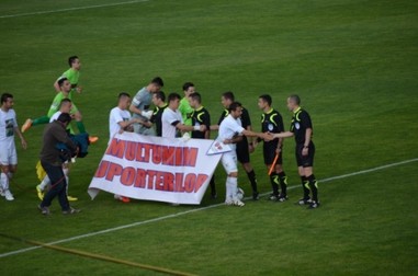Moldovenii au intrat pe teren cu un mesaj de mulţumire pentru fani