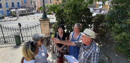 Împreună cu Myriam Sirventon, șefa asociației Les Amis de Pézenas (a doua din stânga), Anne-Mary Nightingale (prima din stânga) și vicepreședintele Francis Medina (primul din dreapta), pe urmele lui Molière