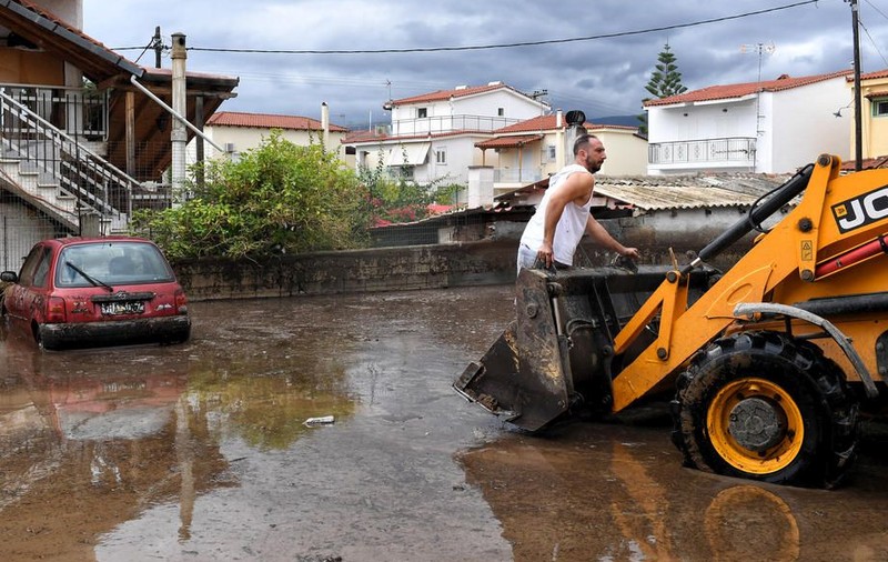 VIDEO. Grecia, devastată de ciclonul Ianos. Cel puţin două persoane şi-au pierdut viaţa, iar mai multe insule au rămas fără curent