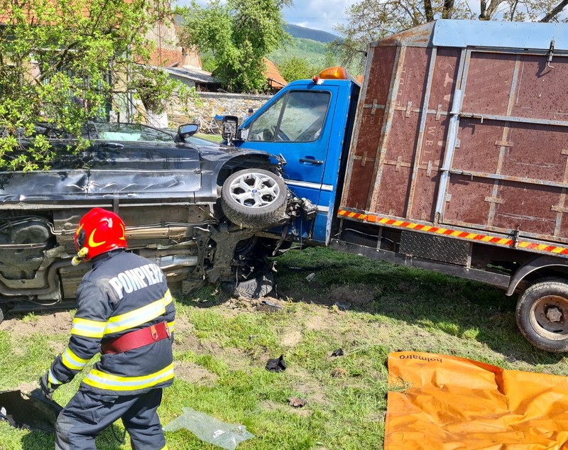 Accident grav pe DN 6, între Caransebeş şi Lugoj. O persoană a murit şi alte patru au fost rănite