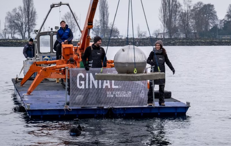 230 de litri de gin pus la maturat de 100 de zile pe fundul unui lac în Elveția au fost furați cu tot cu bila de 800 kg în care erau