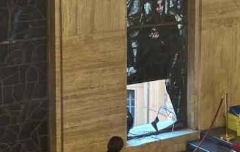 Un politician italian cade și distruge o fereastră istorică în Roma, provocând pagube de zeci de mii de euro | VIDEO