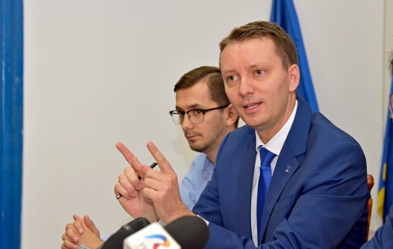 Scandal între PNL şi USR-PLUS, la Bruxelles. Liberalii îl acuză pe Cioloş că nu susţine candidatul PPE pentru şefia Comisiei Europene şi că s-a aliat cu socialiştii europeni