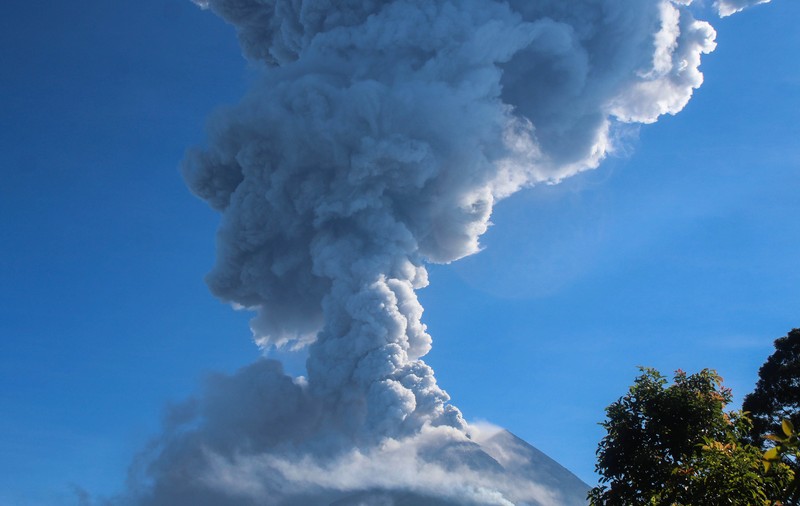 Coloană de cenușă de 1.000 de metri înălțime, aruncată de vulcanul Merapi, în Indonezia. Risc de erupții explozive
