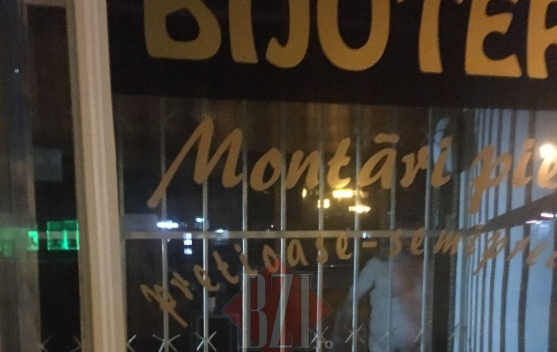 Un bărbat în pielea goală în vitrina unui magazin din Iași i-a oripilat pe locuitorii zonei. Ce a făcut Poliția