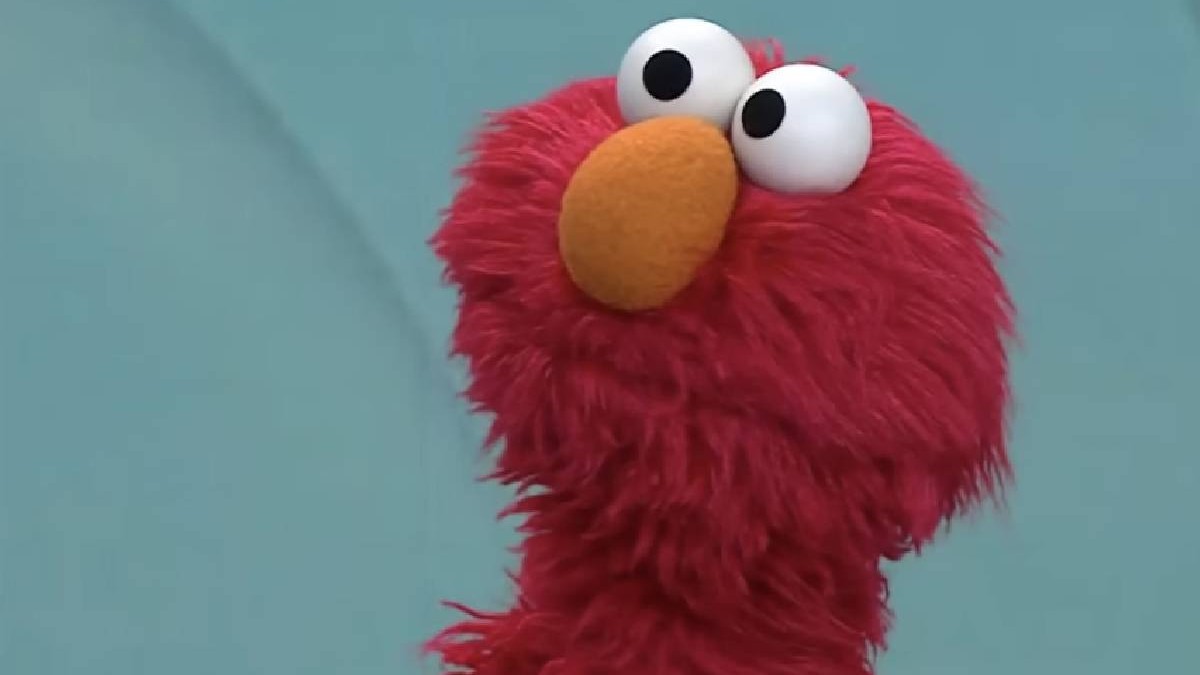 În imagine e Elmo, monstrulețul roșu din cârpe, unul dintre cele mai iubite personaje din întreaga lume